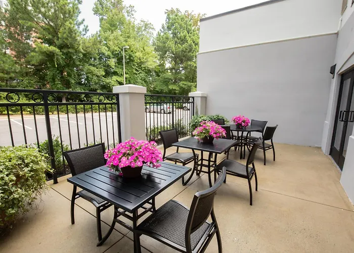 Hotel with pool: Holiday Inn & Suites Raleigh Cary By Ihg